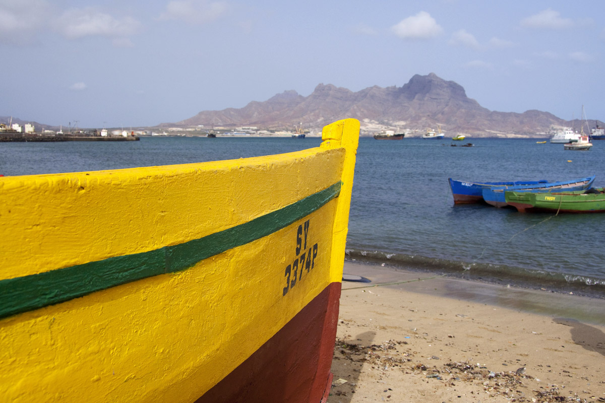 Farbenfrohe Fischerboote am Strand bei Mindelo, São Vicente, Kap Verde