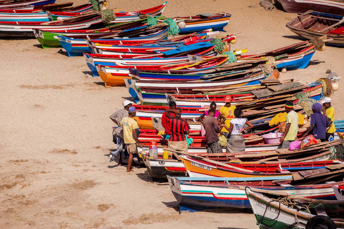 Farbenfrohe Fischerboote warten in Reih und Glied am Strand von Santiago auf ihren Einsatz, Kap Verden