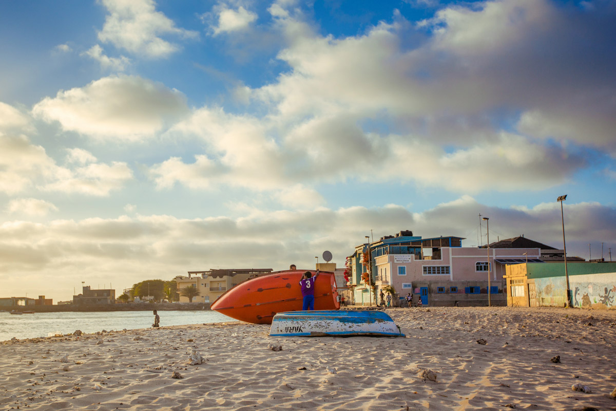 Zwei Boote am Sandstrand, Boa Vista, Kap Verde