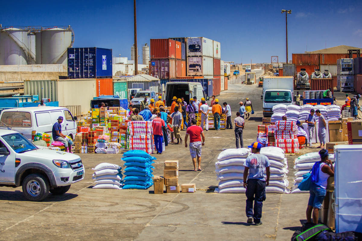 Fracht im Hafen von Sal Rei wird für die Verschiffung vorbereitet, Boa Vista, Kap Verde