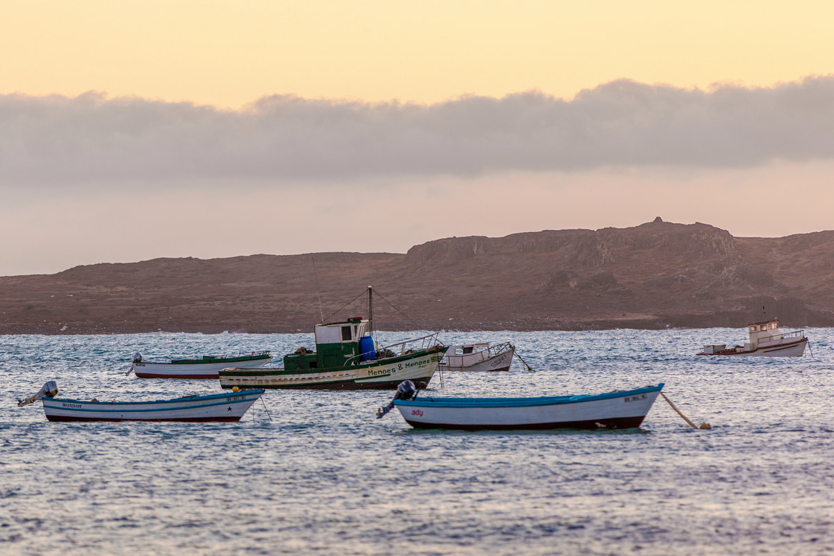 Fischerboote nach Sonnenuntergang in einem Hafen auf Boa Vista, Kap Verde