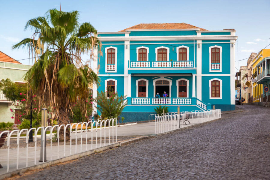 Farbenfrohe koloniale Villa auf Fogo, Kap Verde - © Axel Lauer / Shutterstock