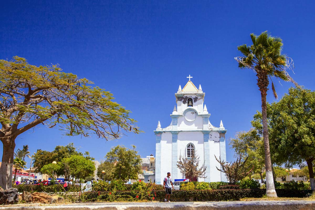 Das niedliche Örtchen Tarrafal auf Santiago gruppiert sich um einen zentralen Dorfplatz mit einer zauberhaften barocken Kirche, Kap Verden