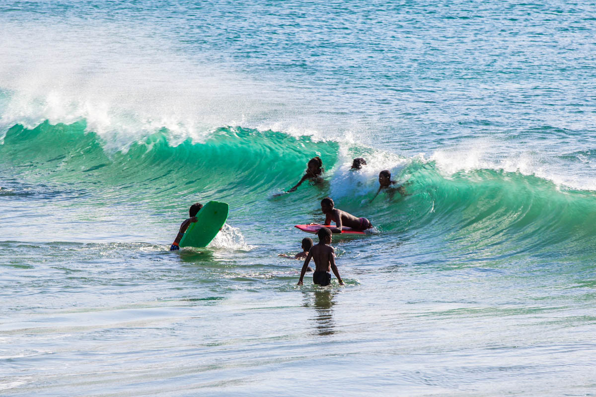 Surf- und Badespaß am Strand von Santiago, Kap Verden