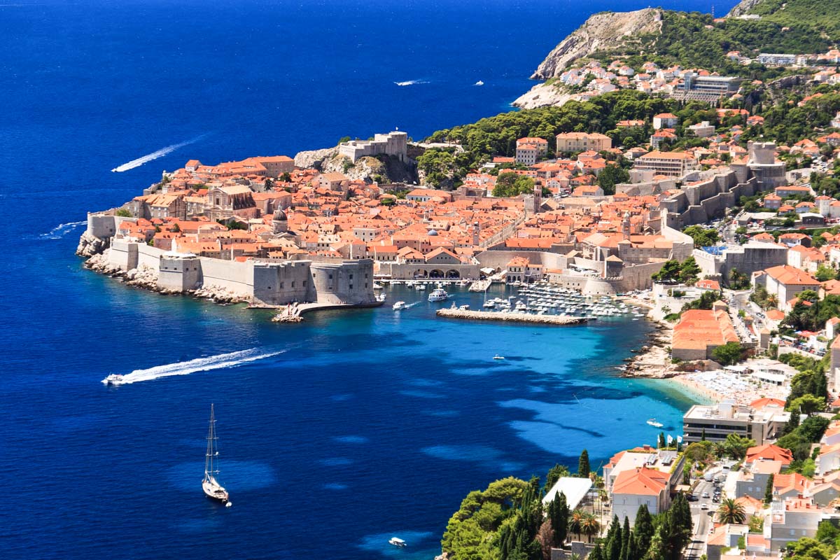 Blick auf die Altstadt von Dubrovnik, die zu den schönsten Städten im gesamten Mittelmeerraum zählt, Kroatien