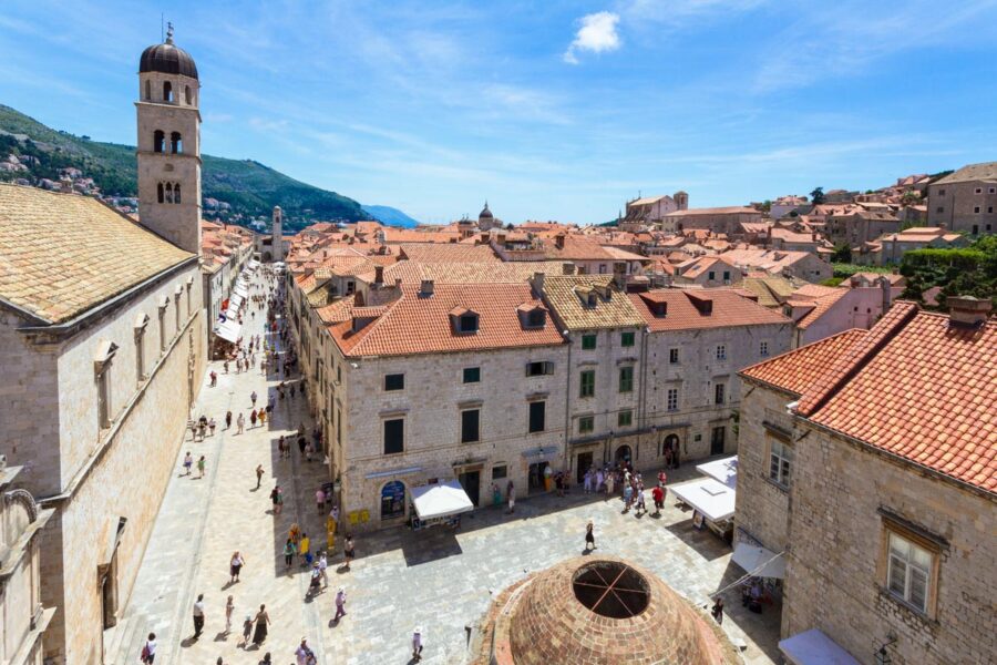 Innerhalb der Stadtmauern von Dubrovnik liegt ein sehenswerter Mix aus historischen Bauwerken aller Perioden der Stadtgeschichte, Kroatien - © Jan Schuler / Fotolia