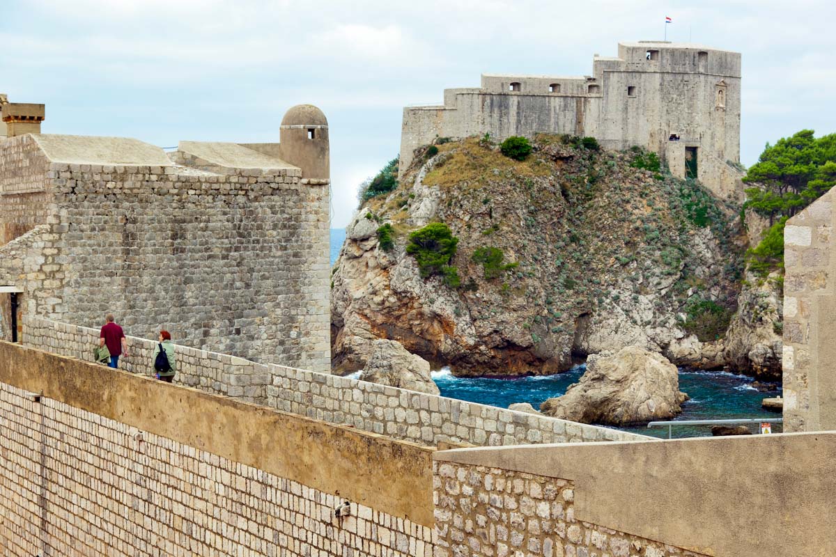 Die gesamte Altstadt von Dubrovnik wird von einer knapp 2km langen Stadtmauer umgeben, die das besterhaltene Befestigungssystem in Europa ist, Kroatien