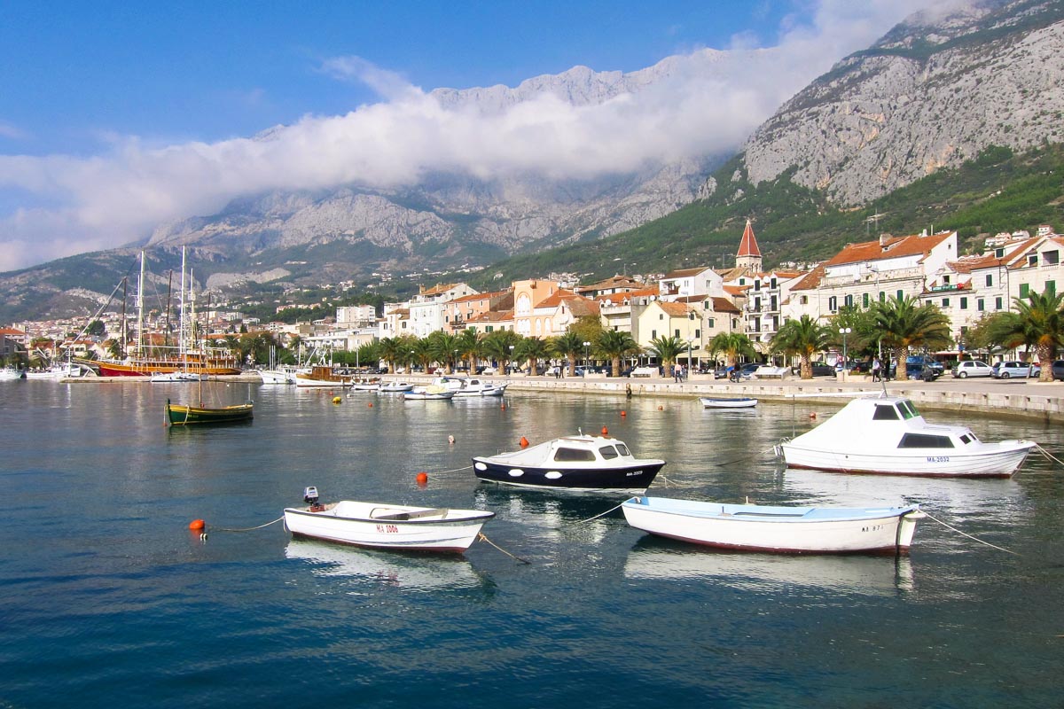 Der Hafen in der Altstadt von Makarska mit den mächtigen Bergen im Hintergrund, Kroatien