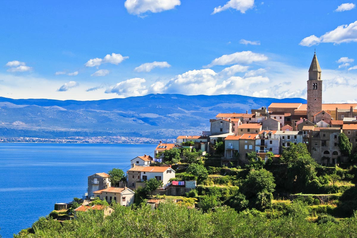 Die Ortschaft Vrbnik auf der Insel Krk, Kroatien