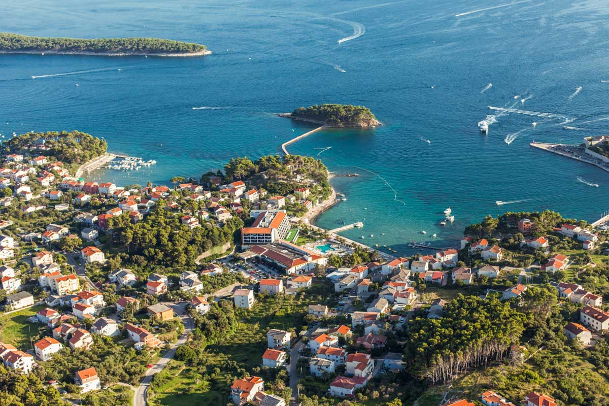 Der Badeort Banjol auf der Insel Rab lockt mit herrlichen Buchten, idyllischen Ferienhäusern und lokalen Köstlichkeiten