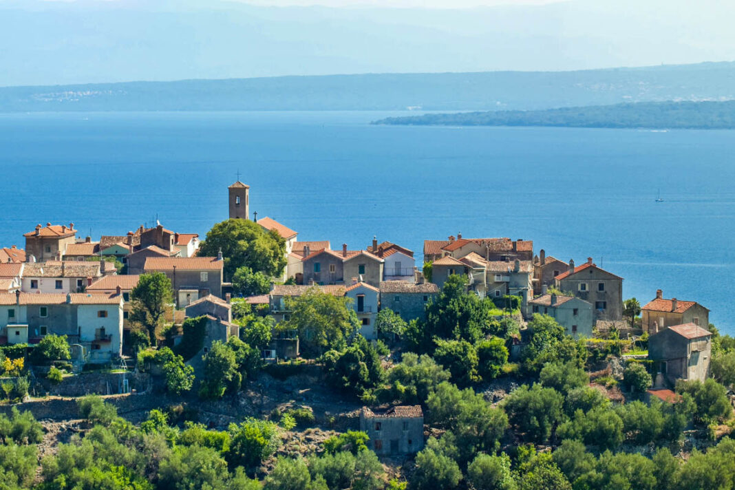Die winzige Ortschaft Beli im Norden der Insel Cres lockt Kroatien-Urlauber vor allem mit seiner himmlischen Ruhe und fantastischen Aussicht über die Adria - © HowardPonneso / Shutterstock