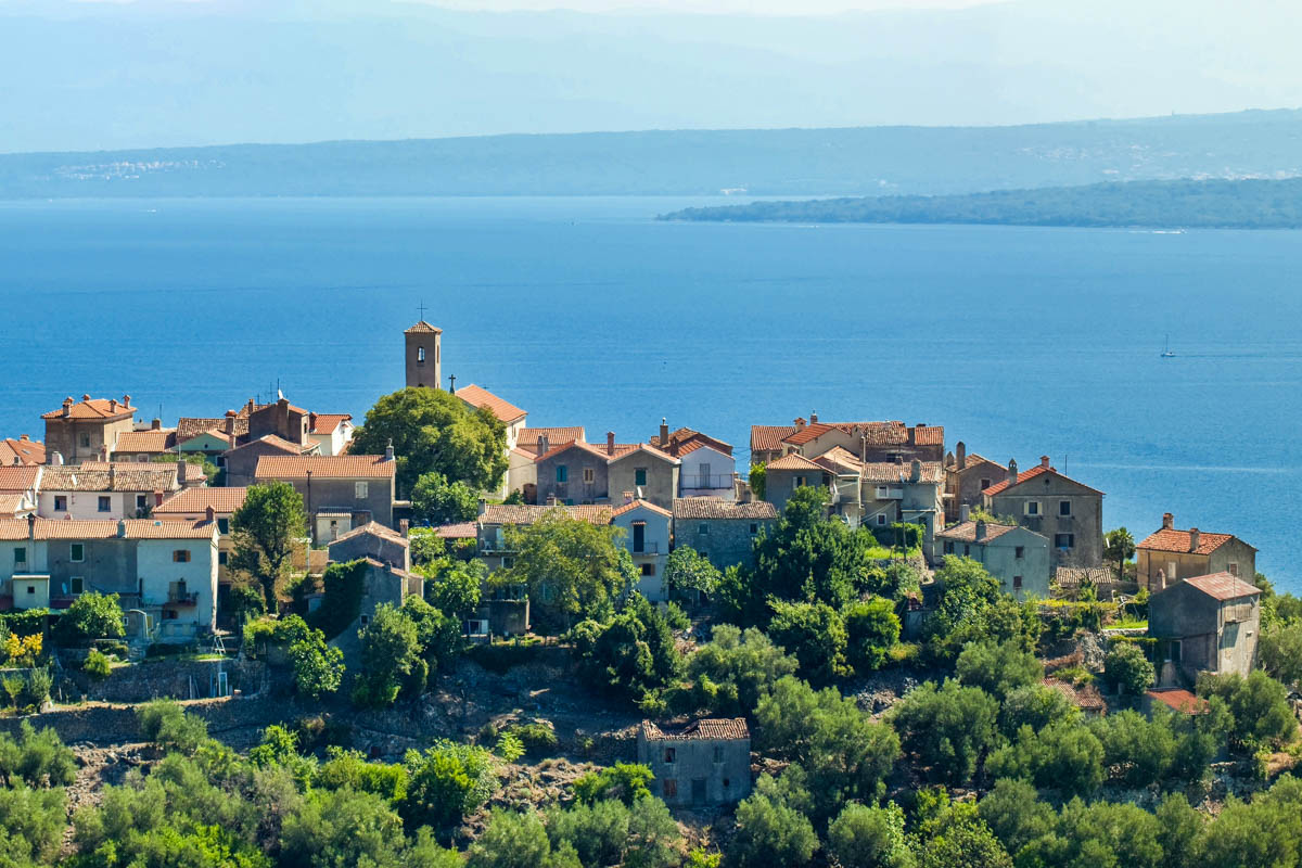 Die winzige Ortschaft Beli im Norden der Insel Cres lockt Kroatien-Urlauber vor allem mit seiner himmlischen Ruhe und fantastischen Aussicht über die Adria