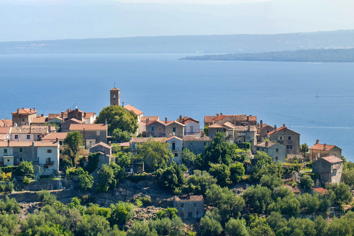 Die winzige Ortschaft Beli im Norden der Insel Cres lockt Kroatien-Urlauber vor allem mit seiner himmlischen Ruhe und fantastischen Aussicht über die Adria