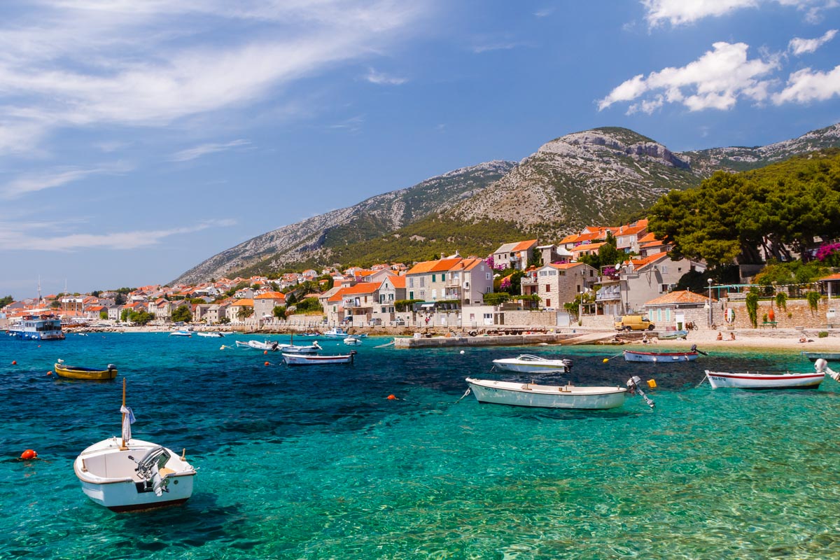 In den zahlreichen Restaurants an der Hafenpromenade von Bol auf Brac genießen Gourmets die dalmatinische Küche, Kroatien