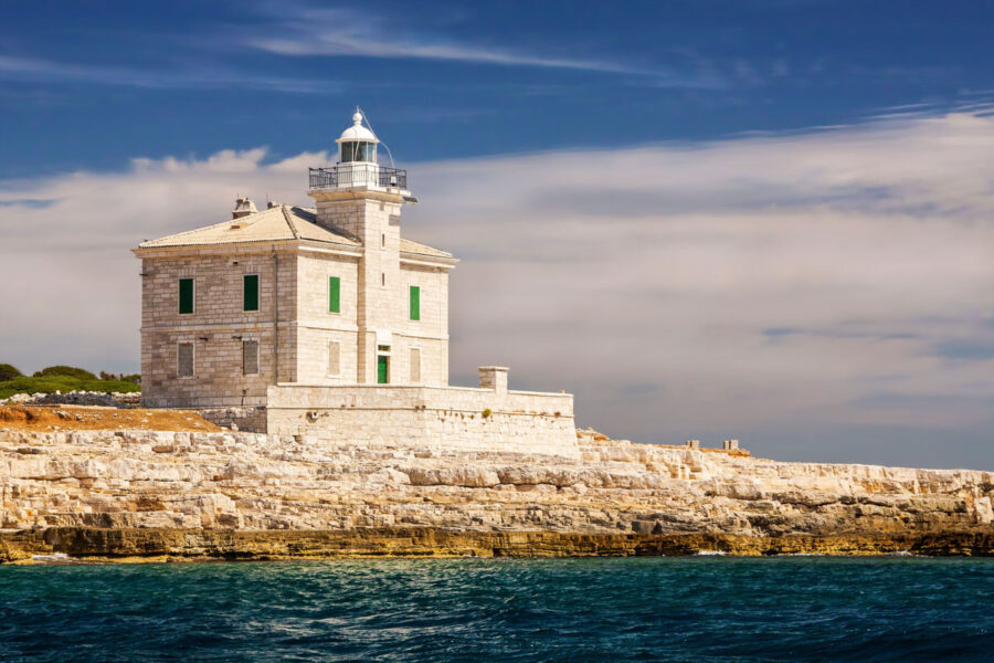Das Kap Penada im Brijuni Nationalpark, Kroatien, wird von einem schmucken Leuchtturm markiert - © Vera Kailova / Shutterstock