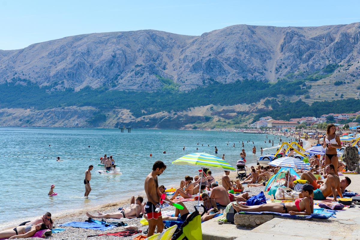 Reges Treiben in der Bucht von Baska im Süden von Krk, die über einen der wenigen Sandstrände in Kroatien verfügt