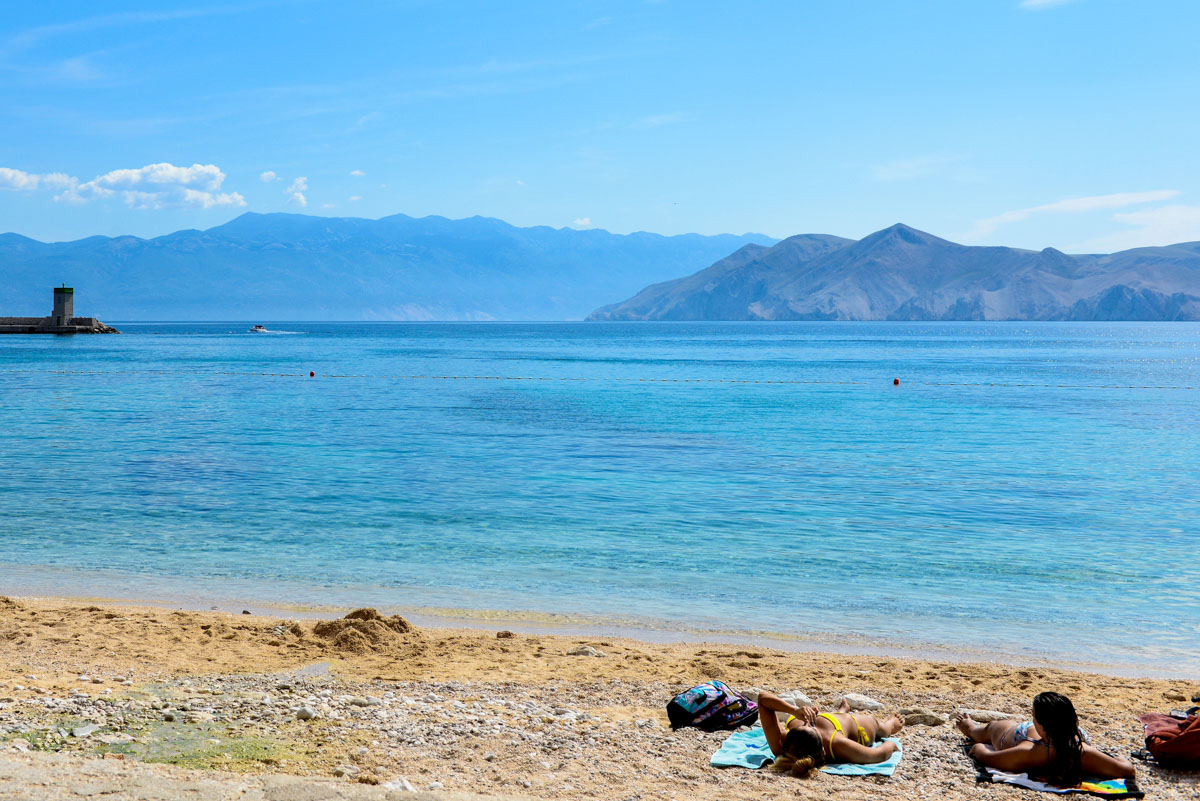 Mit seinem fast 2km langen Sandstrand ist Baska im Süden von Krk ein Urlaubs- und Badeort par excellence, Kroatien