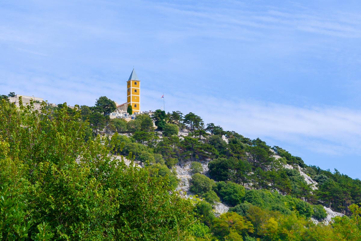 Bevor man Baska wieder verlässt lohnt sich unbedingt ein Abstecher zur Kirche Sveti Ivan, die auf ihrem Hügel schon von weitem sichtbar ist, Krk, Kroatien