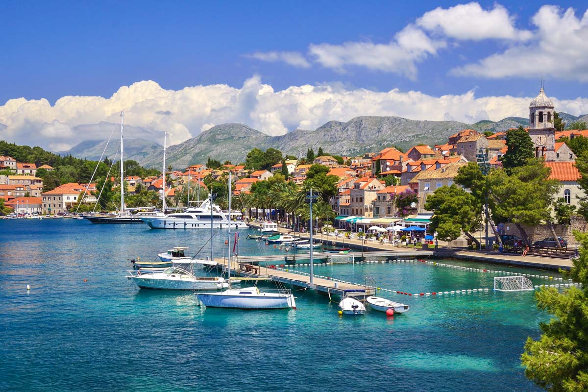 Der zauberhafte Urlaubsort Cavtat im äußersten Süden von Kroatien bietet neben perfekten Badebedingungen auch an Land zahlreiche Schätze