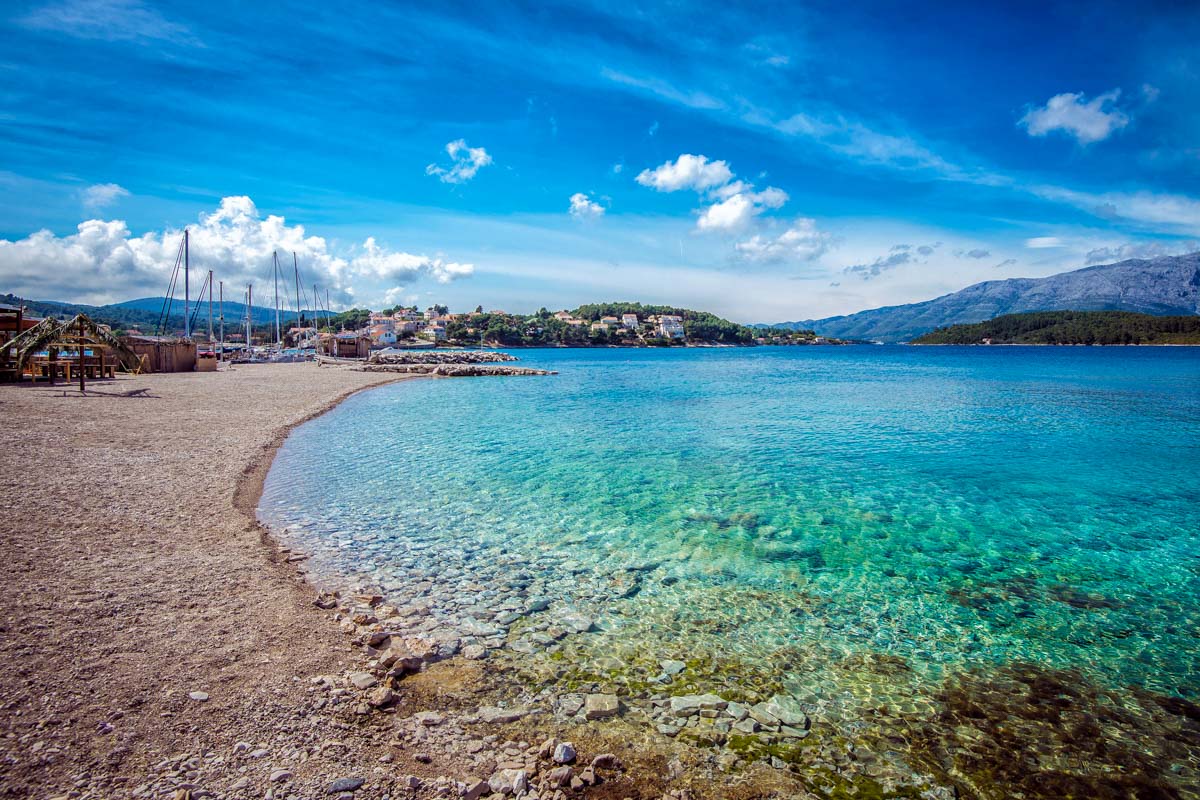 Der goldgelbe Vela Przina kann ohne Zweifel als schönster Sandstrand von Korcula bezeichnet werden, Kroatien