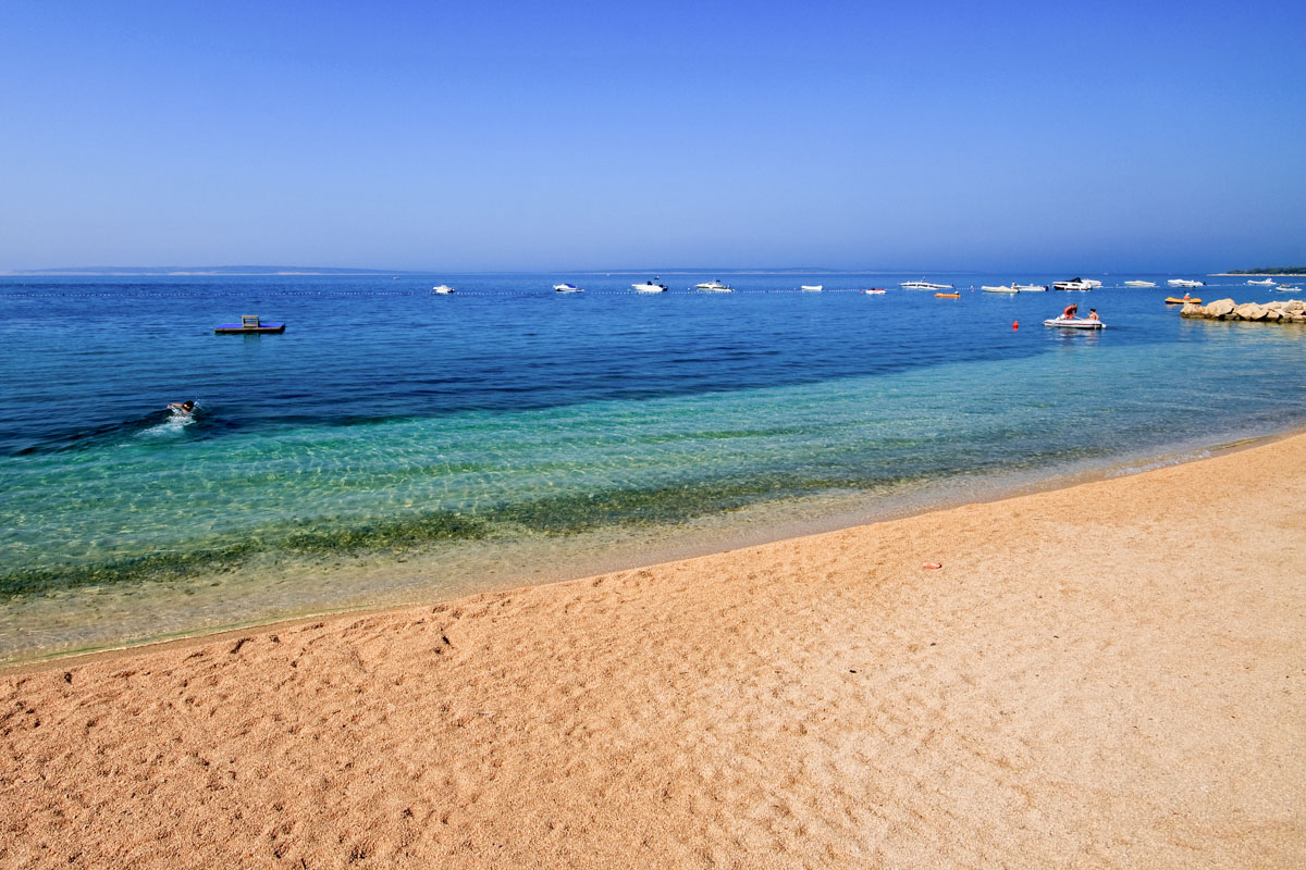 Der Strand Simuni auf der Insel Pag gehört zum Campingplatz Simuni und erstreckt sich über eine Länge von 4 Kilometern, Kroatien