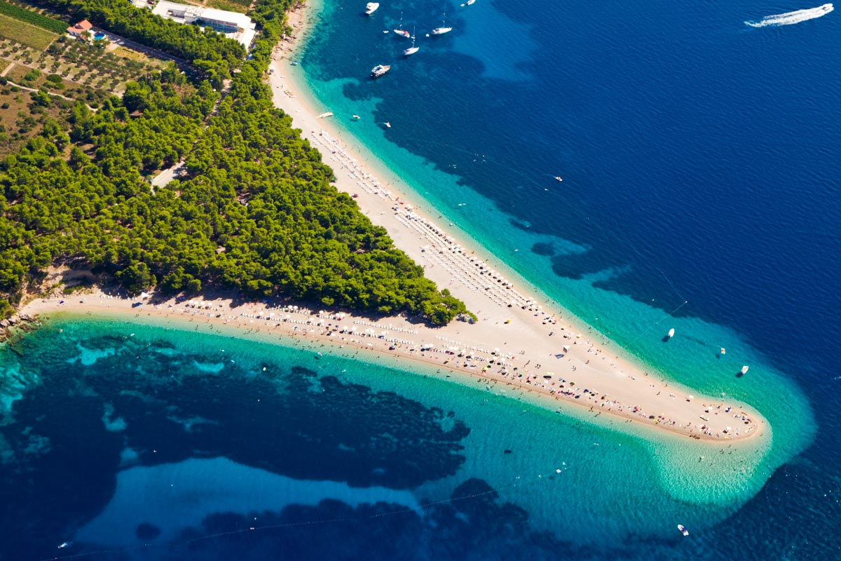 Die winzigen Kiesel des Zlatni Rat auf Brac sorgen für kristallklares Wasser und Pinienwälder für natürlichen Sonnenschutz, Kroatien