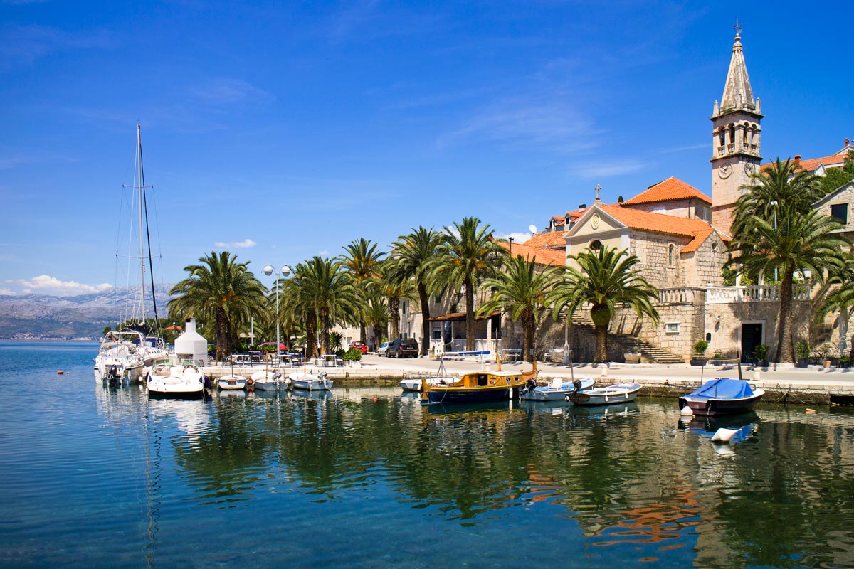 Die kleine Feriensiedlung Splitska an der Nordküste von Brac bietet perfekte Bedingungen für einen Familienurlaub in Kroatien