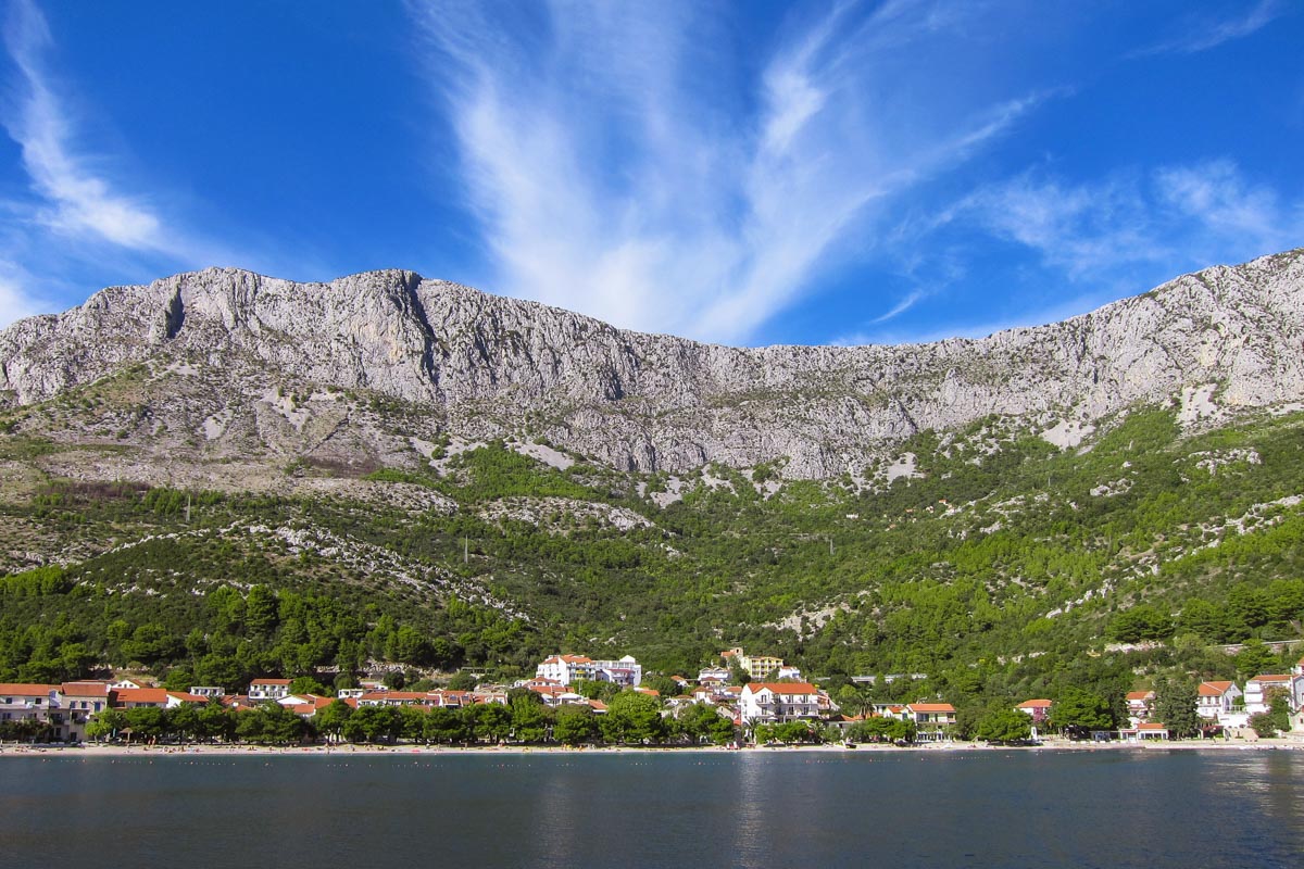 Blick vom Meer auf die Siedlung Drvenik, ein malerisches Küstendorf im Süden Dalmatiens gut 20km südlich von Makarska, Kroatien