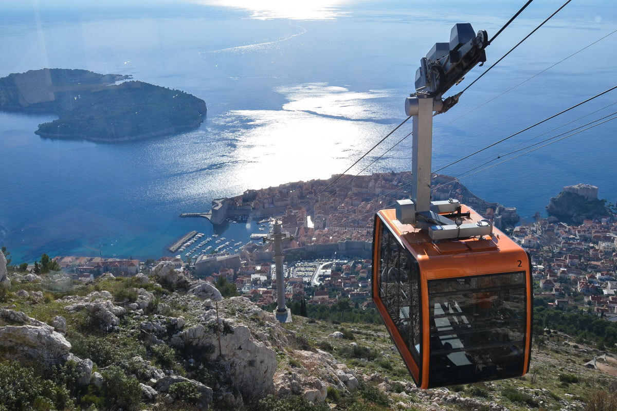 Die „Dubrovnik Cable Car“ transportiert bis zu 30 Personen gleichzeitig auf den Sergiusberg – die bequemste Art des Aufstiegs, Kroatien