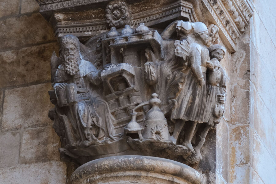 Eines der vielen Details an der prachtvollen Außenfassade des Rektorenpalastes in der Altstadt von Dubrovnik, Kroatien - © FRASHO / franks-travelbox