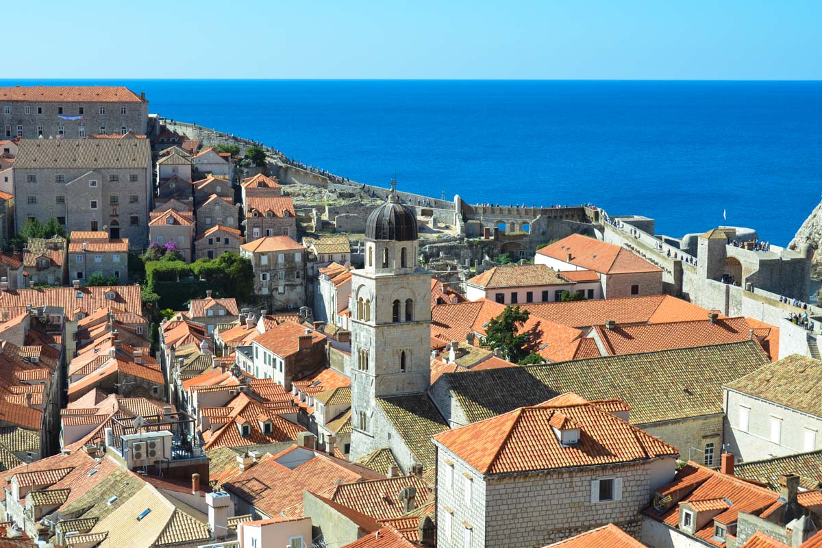 Die Stadtmauer von Dubrovnik ist fast 2km lang, bis zu 6m dick und bis zu 25m hoch und bietet einen spektakulären Ausblick über Dubrovniks Altstadt, Kroatien