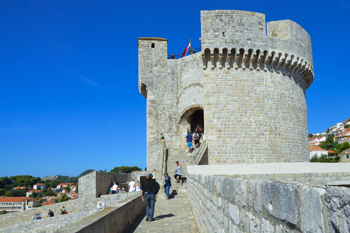Die zweistöckige Bokar-Festung wird oft als schönstes Bollwerk der Stadtmauer von Dubrovnik bezeichnet; Kernaufgabe war die Verteidigung des Haupttores, der Brücke und des Grabens, Kroatien