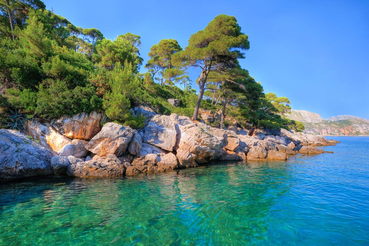 An den felsigen Badestränden der Insel Lokrum vor der Küste Kroatiens fühlen sich auch FKK-Anhänger wohl