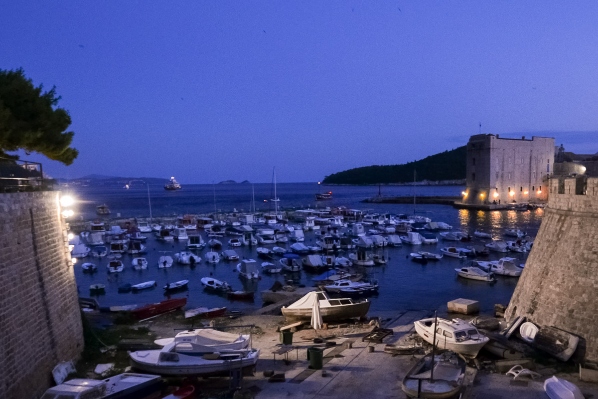 Blick auf den Hafen von Dubrovnik bei Nacht, Kroatien