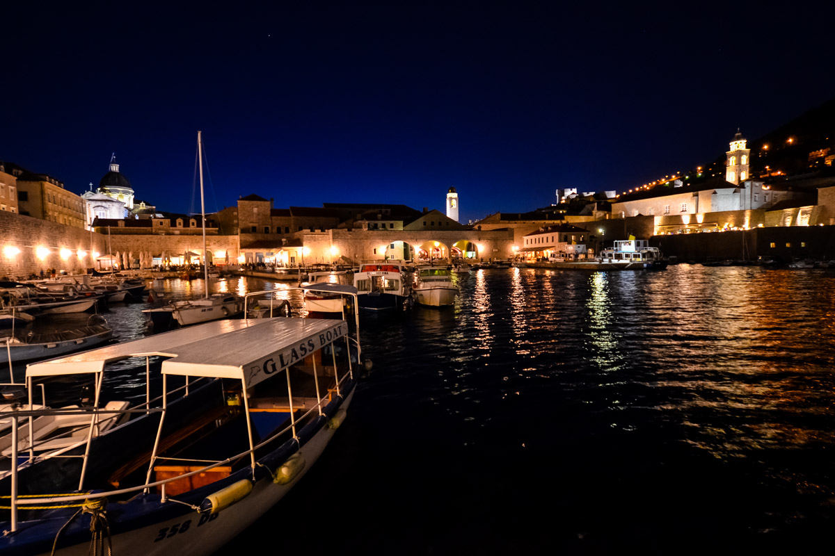 Zahlreiche Bars und Restaurants an der Hafenpromenade sorgen am alten Hafen in Dubrovnik bis spät in die Nacht für das leibliche Wohl der Besucher, Kroatien