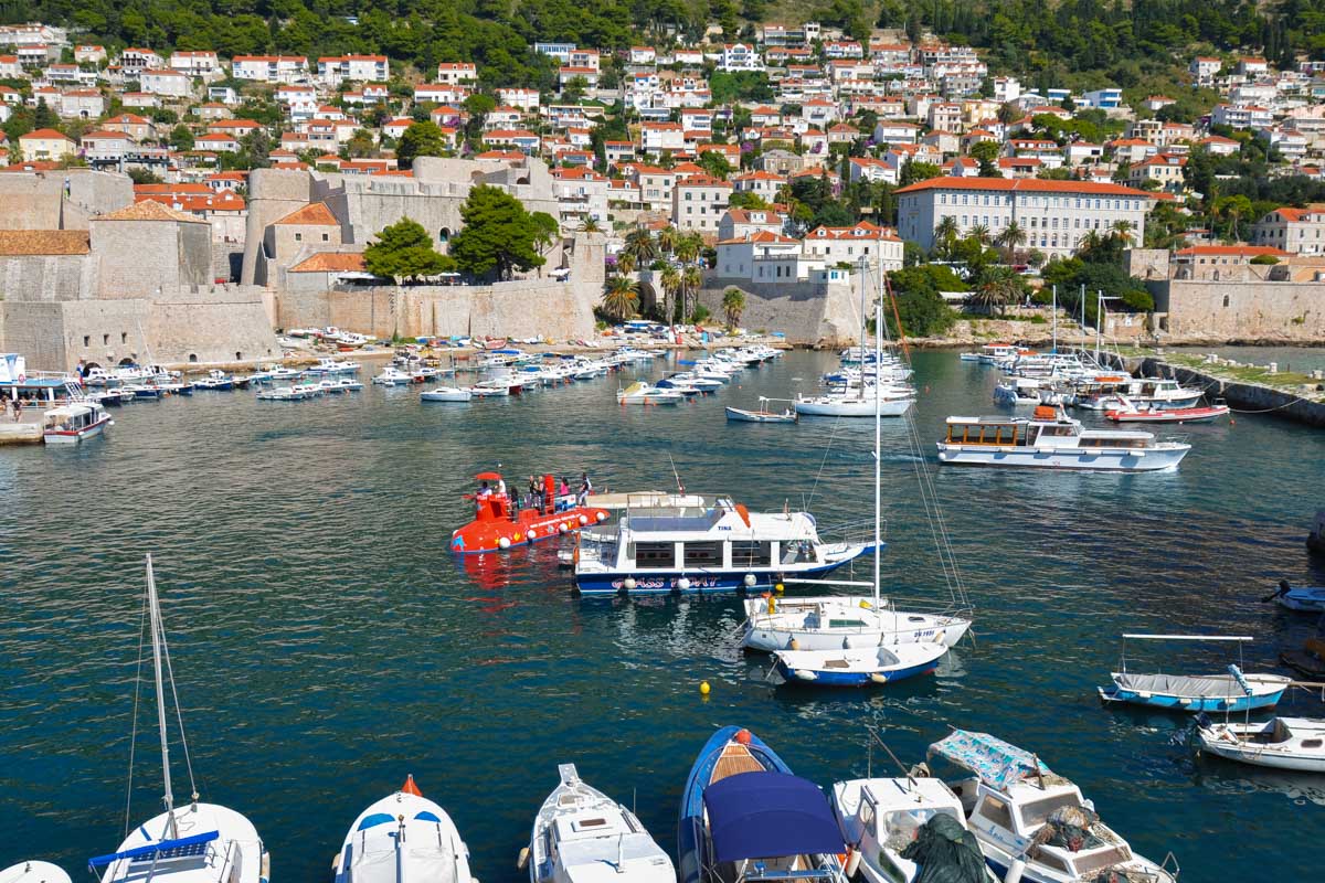 Im Hafen von Dubrovnik liegen Fischerboote und Segeljachten vor Anker, Kroatien