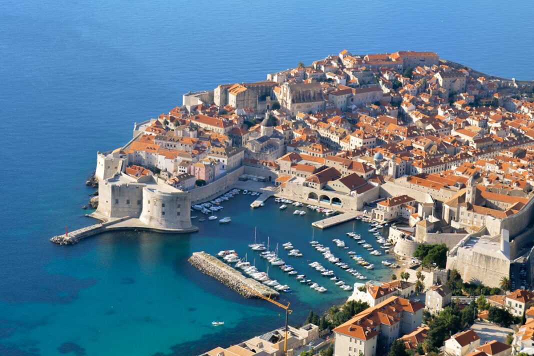 Panoramablick auf Dubrovnik, gut zu sehen ist der alte Hafen, Kroatien - © FRASHO / franks-travelbox