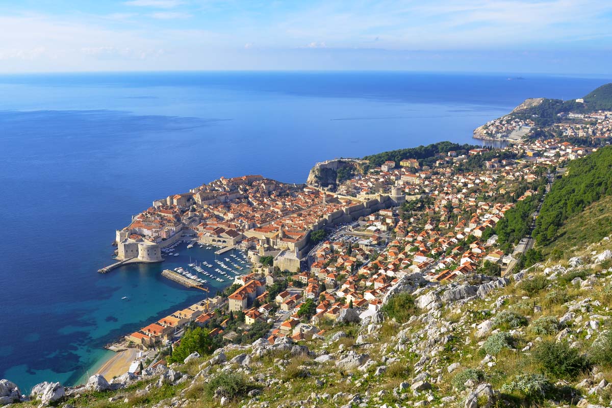 Überwältigender Ausblick über das ziegelrote Dächermeer Dubrovniks und die Adria von der Bergstraße auf den Sergiusberg, Kroatien