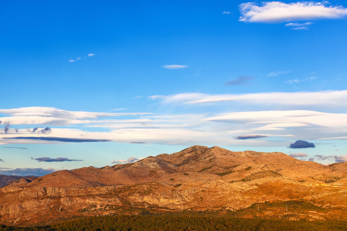 Blick vom Serigus-Berg bei Dubrovnik, Kroatien, auf den Berg Ivanica, der sich bereits auf bosnischem Staatsgebiet befindet