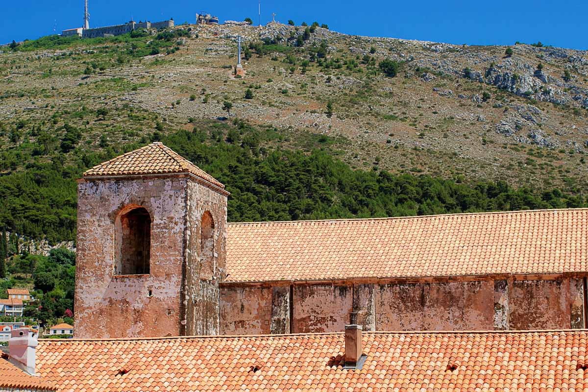 Der Sergius-Berg hinter Dubrovnik, Kroatien, kann mit der Seilbahn, dem Auto oder zu Fuß erklommen werden