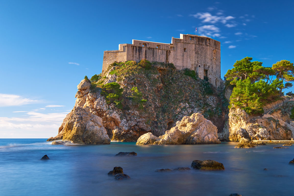 Westlich der Altstadt von Dubrovnik thront die Festung Lovrijenac, von der aus das Pile-Tor im Westen verteidigt wurde, Kroatien