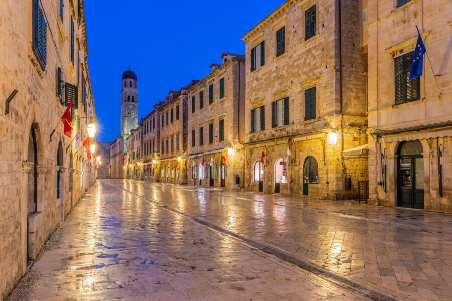 Die Stradun, die 300 Meter lange Fußgängerzone zwischen dem Ploče-Tor und dem Pile-Tor wird gern als Hauptstraße von Dubrovniks Altstadt bezeichnet, Kroatien - © emperorcosar / Shutterstock