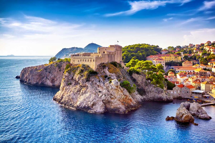 Von der Festung Lovrijenac tut sich ein fantastischer Ausblick über das rote Dächermeer von Dubrovnik und die tiefblaue Adria auf, Kroatien - © Ihor Pasternak / Shutterstock
