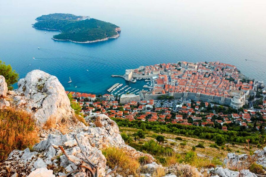 Die Insel Lokrum liegt vor der kroatischen Küstenstadt Dubrovnik in der Adria und gilt als einmaliges Naturparadies - © Kiril Stanchev / Shutterstock