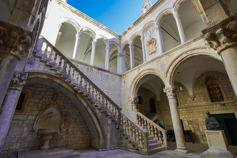 Der mit wunderbaren Arkaden dekorierte Innenhof des Rektorenpalastes mit einem Springbrunnen aus dem 15. Jahrhundert und einer Büste des wohlhabenden Dubrovnik-Gönners Miho Pracat, Kroatien - © FRASHO / franks-travelbox