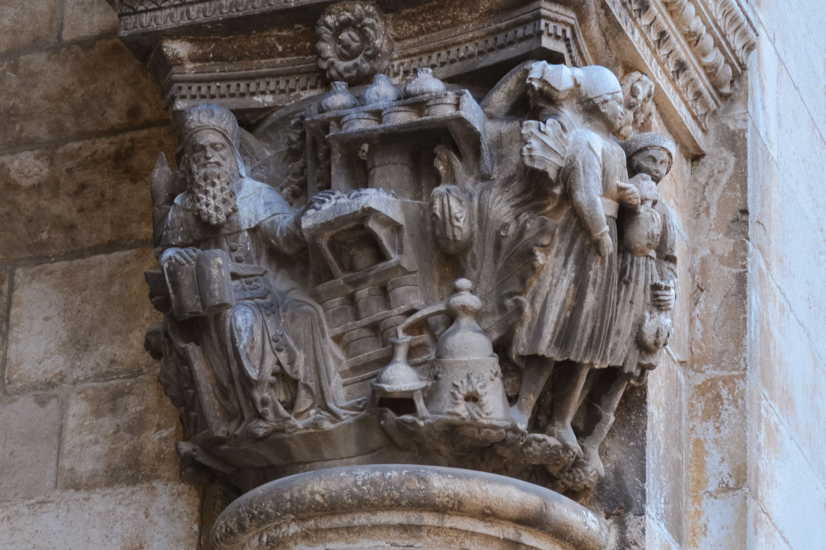 Eines der vielen Details an der prachtvollen Außenfassade des Rektorenpalastes in der Altstadt von Dubrovnik, Kroatien