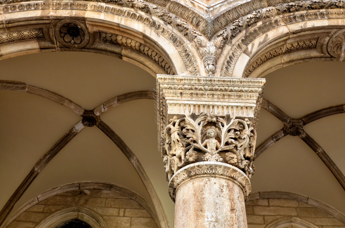 Die kunstvoll verzierten Säulenkapitelle des Rektorenpalastes von Dubrovnik sind eine genauere Betrachtung wert, Kroatien