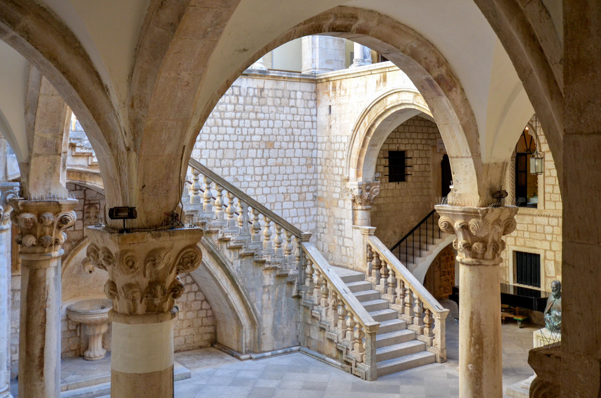 Der Rektorenpalast in Dubrovnik, Kroatien, wurde im gotischen Stil errichtet, enthält aber auch Elemente der Renaissance, des Barock und des Rokoko.