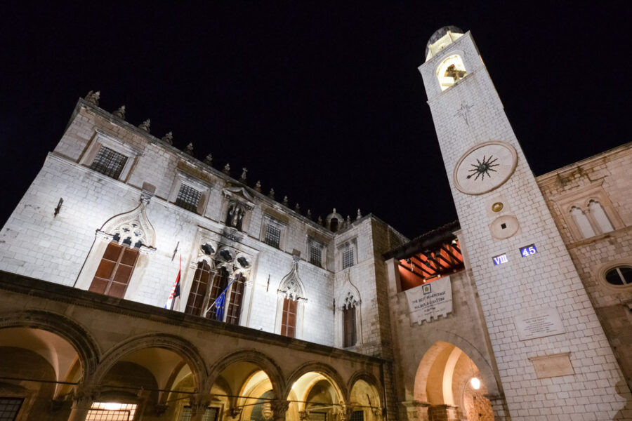 Der beleuchtete Sponza-Palast in der Altstadt von Dubrovnik, gleich daneben der Uhrturm, Kroatien - © FRASHO / franks-travelbox
