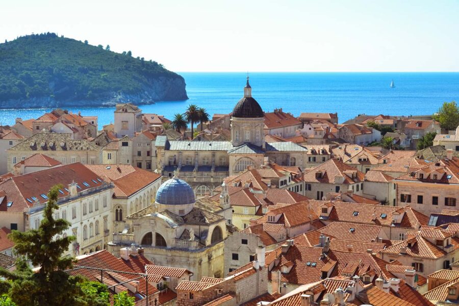 Blick über die Dächer von Dubrovnik von der Stadtmauer, im Vordergrund die Kuppel der Barockkirche Sveti Vlaho, dahinter die Kathedrale von Dubrovnik, Kroatien - © FRASHO / franks-travelbox